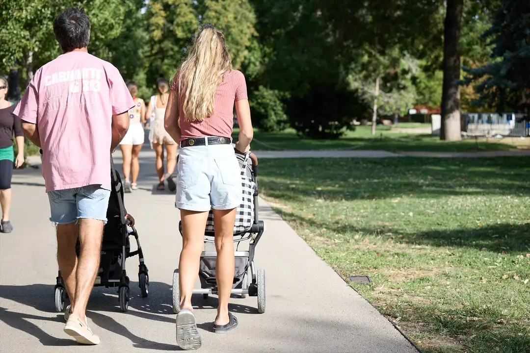 Una familia camina en un parque. / Jes&uacute;s Hell&iacute;n