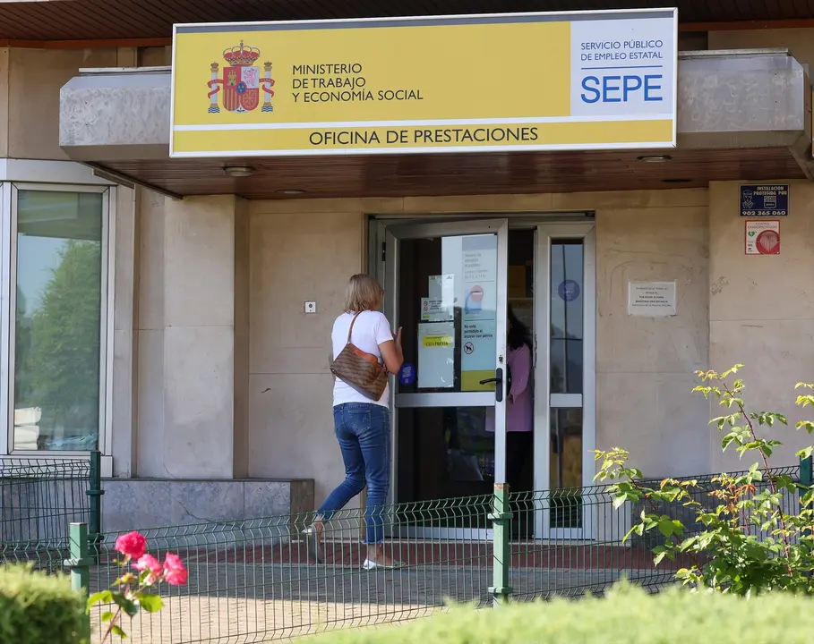 Una mujer entra a una oficina del SEPE. Marta Fern&aacute;ndez