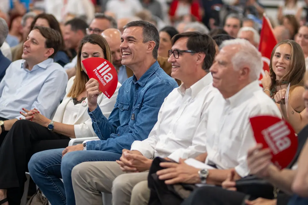 El presidente del Gobierno, Pedro S&aacute;nchez (3i) durante un acto de campa&ntilde;a de Catalu&ntilde;a junto a Salvador Illa. EP / Archivo