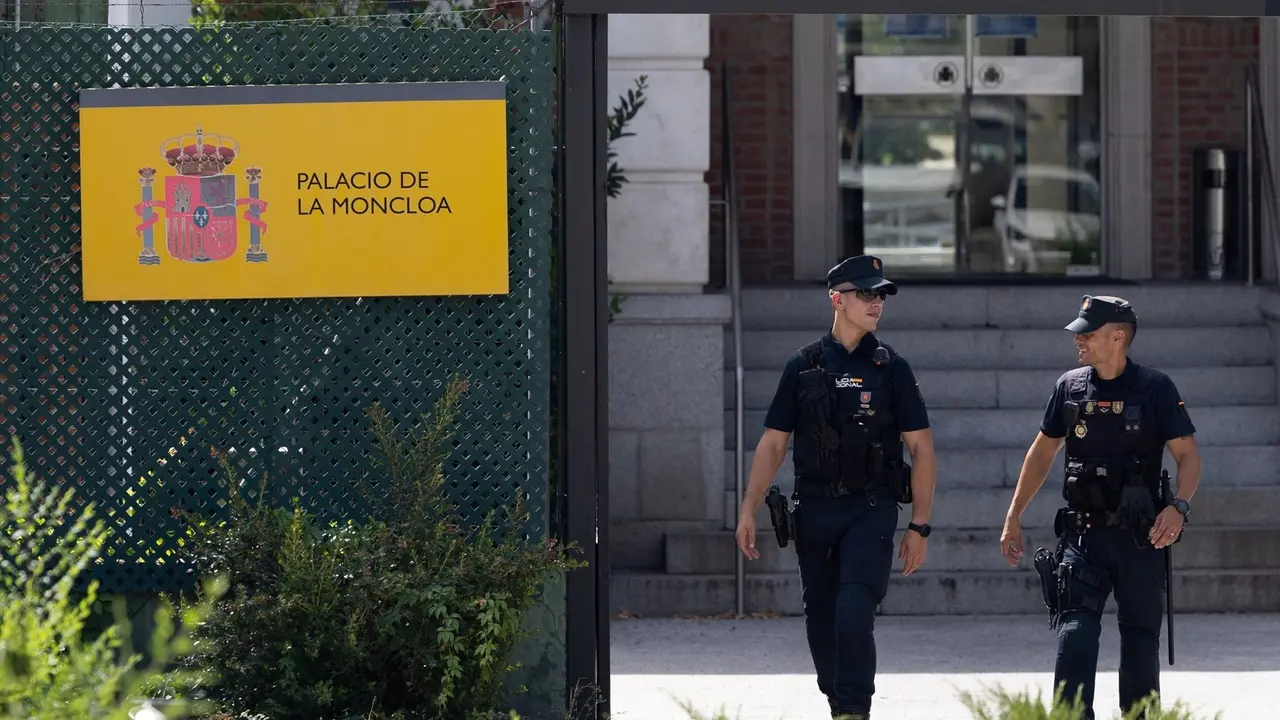 Agentes de Polic&iacute;a a su salida del Palacio de La Moncloa. EP