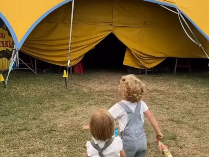 Los hijos de Mar&iacute;a y Marta Pombo en la entrada del circo. / Instagram M.P.