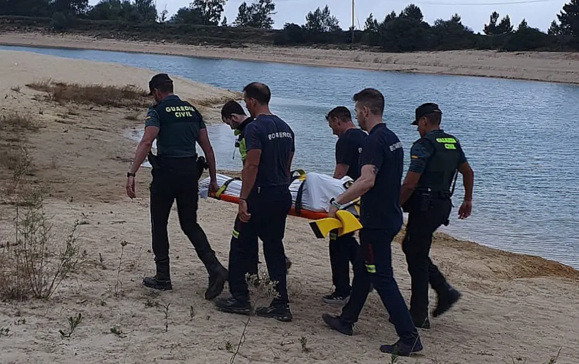 Los cuerpos de Seguridad del Estado hallan el cad&aacute;ver del menor desaparecido en el pantano de Arija - Foto: @BomberosBurgos