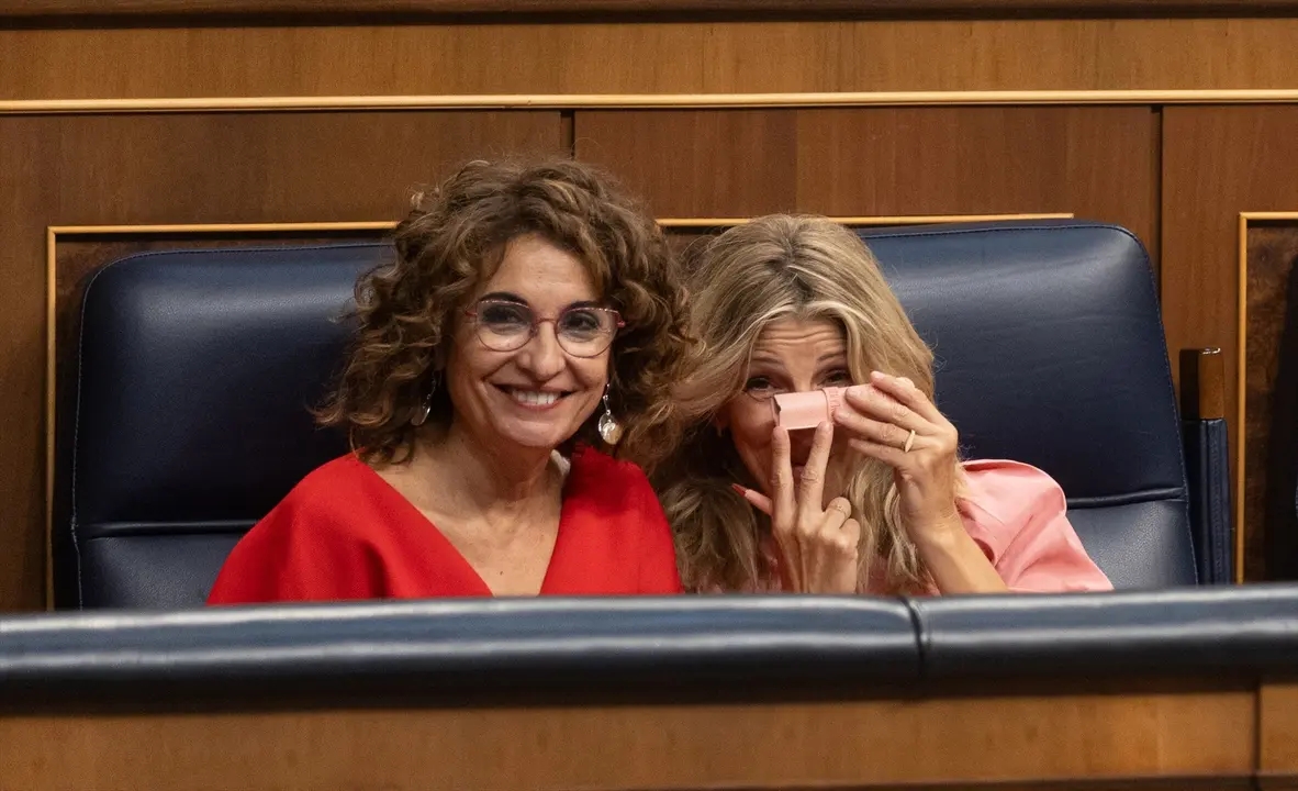 La vicepresidenta primera y ministra de Hacienda, Mar&iacute;a Jes&uacute;s Montero (i) y la vicepresidenta segunda y ministra de Trabajo, Yolanda D&iacute;az (d). Eduardo Parra / Archivo