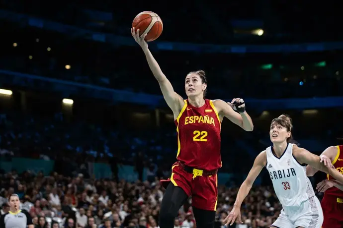 La jugadora Mar&iacute;a Conde en la victoria de Espa&ntilde;a sobre Serbia en los Juegos Ol&iacute;mpicos de Paris 2024./ FEB