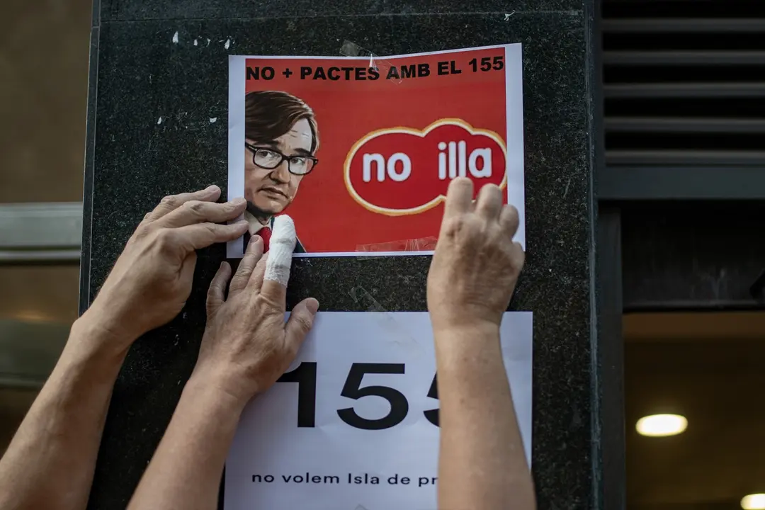 Varias personas durante una concentraci&oacute;n, ante la sede de ERC. Lorena Sop&ecirc;na