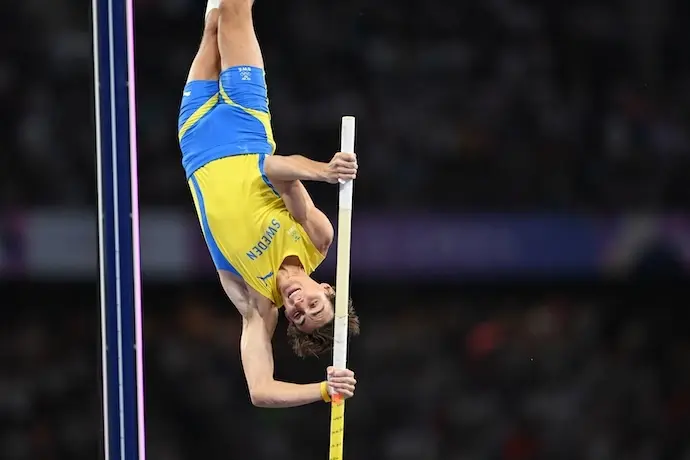05 de agosto de 2024, Francia, Saint-Denis: el sueco Armand Duplantis en acci&oacute;n durante la final masculina de salto con p&eacute;rtiga en el Estadio de Francia durante los Juegos Ol&iacute;mpicos de Par&iacute;s 2024. Foto: Sven Hoppe/dpa

Firma: Sven Hoppe / dpa