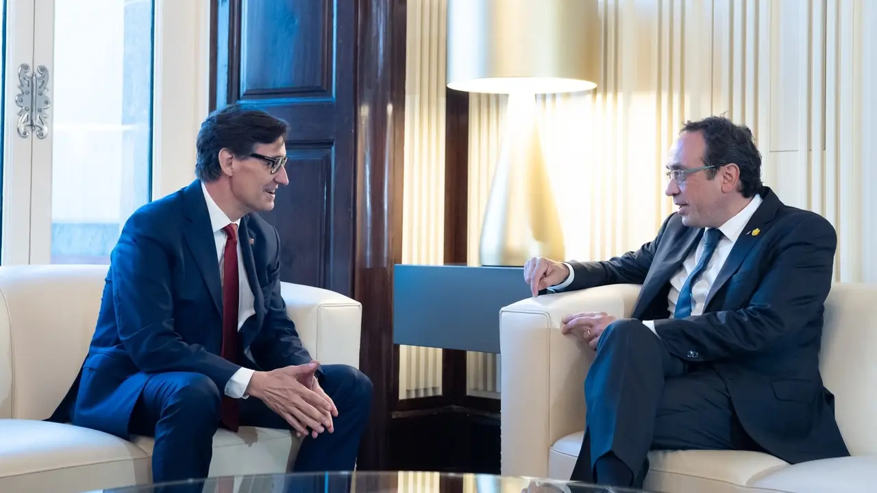 El l&iacute;der del PSC, Salvador Illa (i) y el presidente del Parlament de Catalu&ntilde;a, Josep Rull (d), durante la primera reuni&oacute;n de la ronda de consultas.  David Zorrakino
