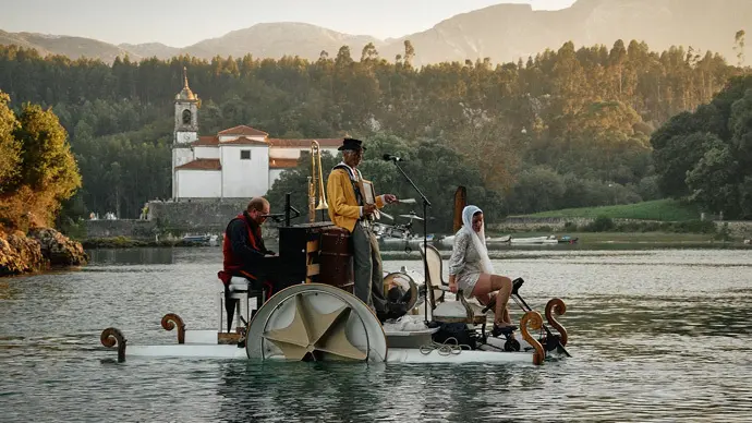 Espect&aacute;culo del piano flotante. / LE PIANO DU LAC