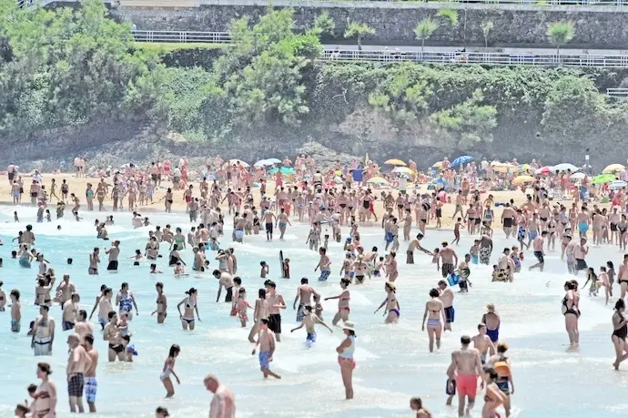 Cientos de personas disfrutan estos d&iacute;as en Santander de las playas y del sol. Tanto turistas como vecinos visitan cada d&iacute;a los arenales de la ciudad en busca de un ba&ntilde;o refrescante en aguas del Cant&aacute;brico o de un ba&ntilde;o de sol que broncee sus cuerpos. En la fotograf&iacute;a de DELTA se puede comprobar la gran afluencia de ba&ntilde;istas a la playa de el Sardinero en la jornada de ayer s&aacute;bado 22 DE AGOSTO DE 2010