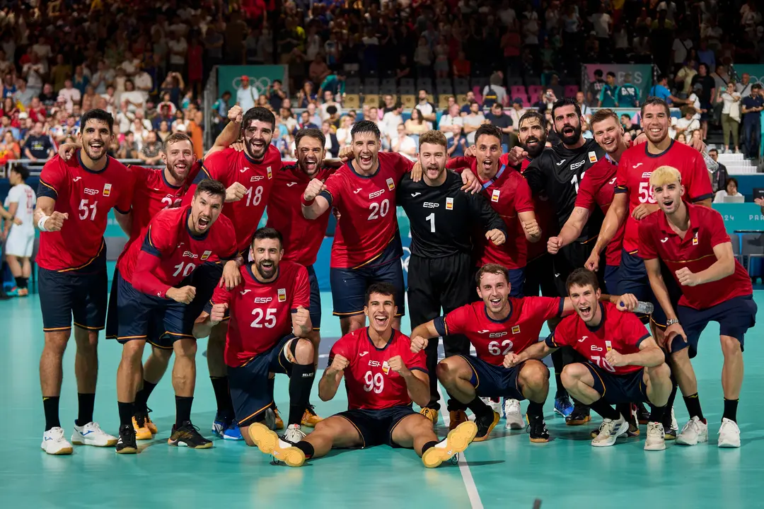 La selecci&oacute;n espa&ntilde;ola de balonmano masculina demuestra su coraje y se clasifica para las semifinales de los Juegos Ol&iacute;mpicos de Par&iacute;s 2024 tras un dram&aacute;tico partido contra Egipto.
