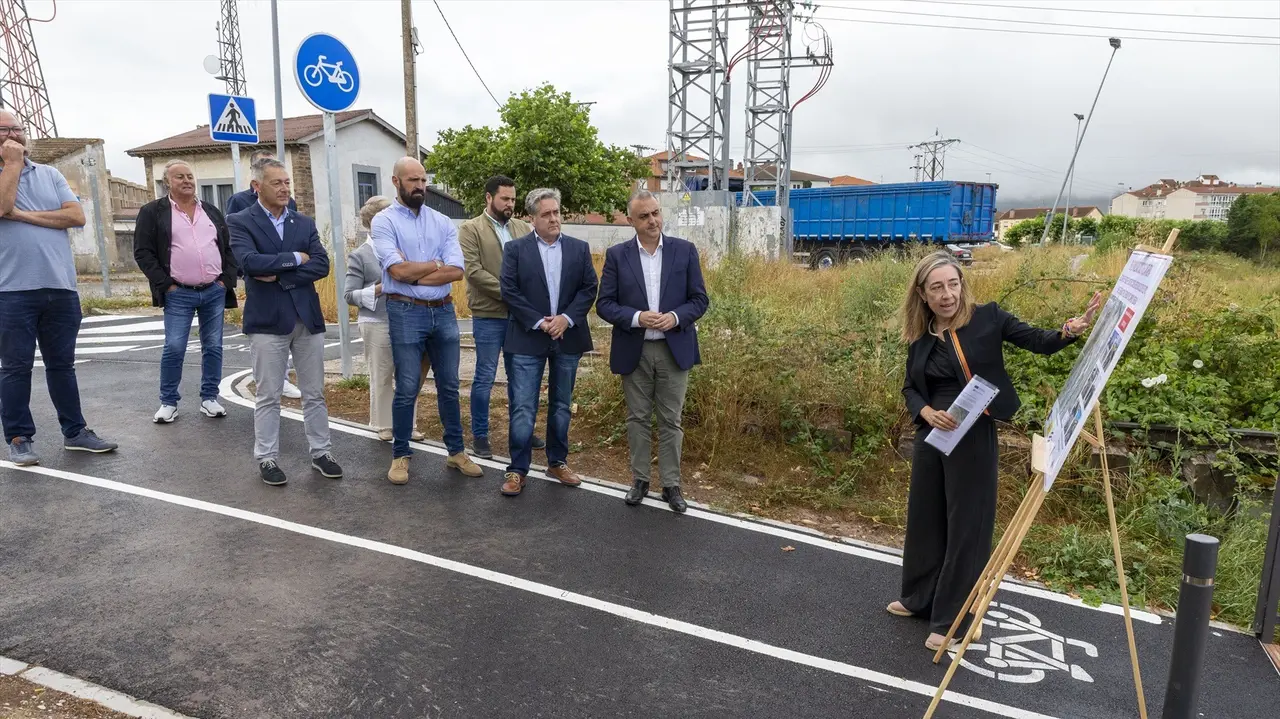 El consejero de Fomento, Ordenaci&oacute;n del Territorio y Medio Ambiente, Roberto Media, inaugura un carril bici en Reinosa. EP
