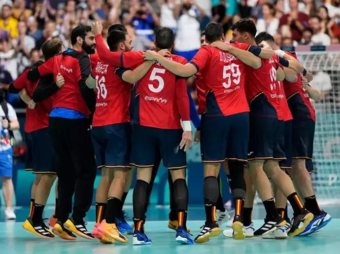 Los Hispanos celebran una victoria espa&ntilde;ola en el torneo de balonmano masculino de los Juegos Ol&iacute;mpicos. / COE