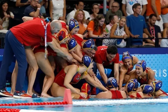 La selecci&oacute;n espa&ntilde;ola de waterpolo femenino celebra el pase a la final de los Juegos Ol&iacute;mpicos de Paris 2024. / RFEN