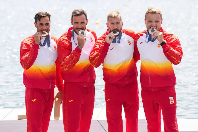 Los palistas espa&ntilde;oles Rodrigo Germade, Sa&uacute;l Craviotto, Carlos Ar&eacute;valo y Marcus Cooper con la medalla de bronce. / EP