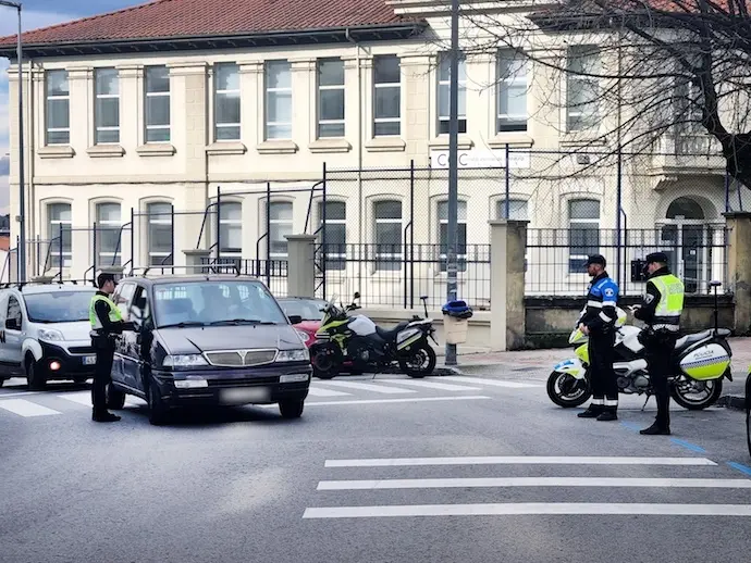 Un control de polic&iacute;a en Santander. / A.E