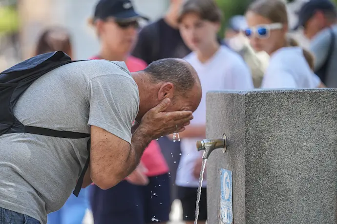Un hombre se refresca en fuente p&uacute;blica.. / EP