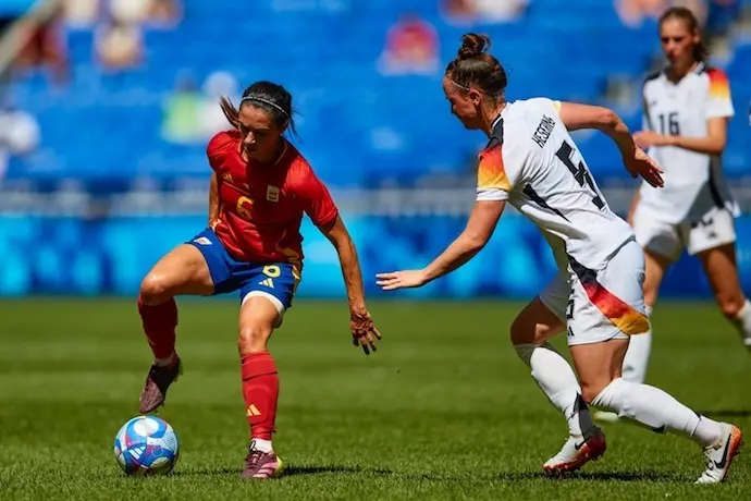 La selecci&oacute;n espa&ntilde;ola femenina de f&uacute;tbol no ha podido conseguir este viernes la medalla de bronce en el torneo de los Juegos Ol&iacute;mpicos de Par&iacute;s despu&eacute;s de perder por 1-0 ante Alemania en un partido donde no ha aprovechado un penalti en el 98 para empatar y forzar la pr&oacute;rroga.

La campeona del mundo se marcha de vac&iacute;o finalmente de su primera participaci&oacute;n en esta cita. Pese a mejorar respecto a sus &uacute;ltimos encuentros y tener buenas ocasiones, al final no ha podido con una rival a la que sigue sin ganar y que se ha llevado el bronce tras un penalti anotado por Giulia Gwinn en el minuto 65 provocado tras una mala salida de Cata Coll. En el minuto 98, Alexia Putellas ha tenido otra pena m&aacute;xima para igualar, pero la guardameta alemana le ha adivinado las intenciones y le ha dado la medalla a las alemanas. / RFEF