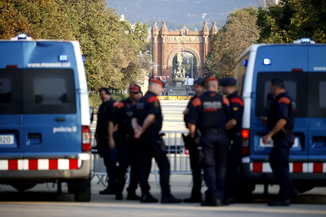 Agentes de los Mossos d' Esquadra y varias personas en las inmediaciones del Parlament de Catalu&ntilde;a. Kike Rinc&oacute;n