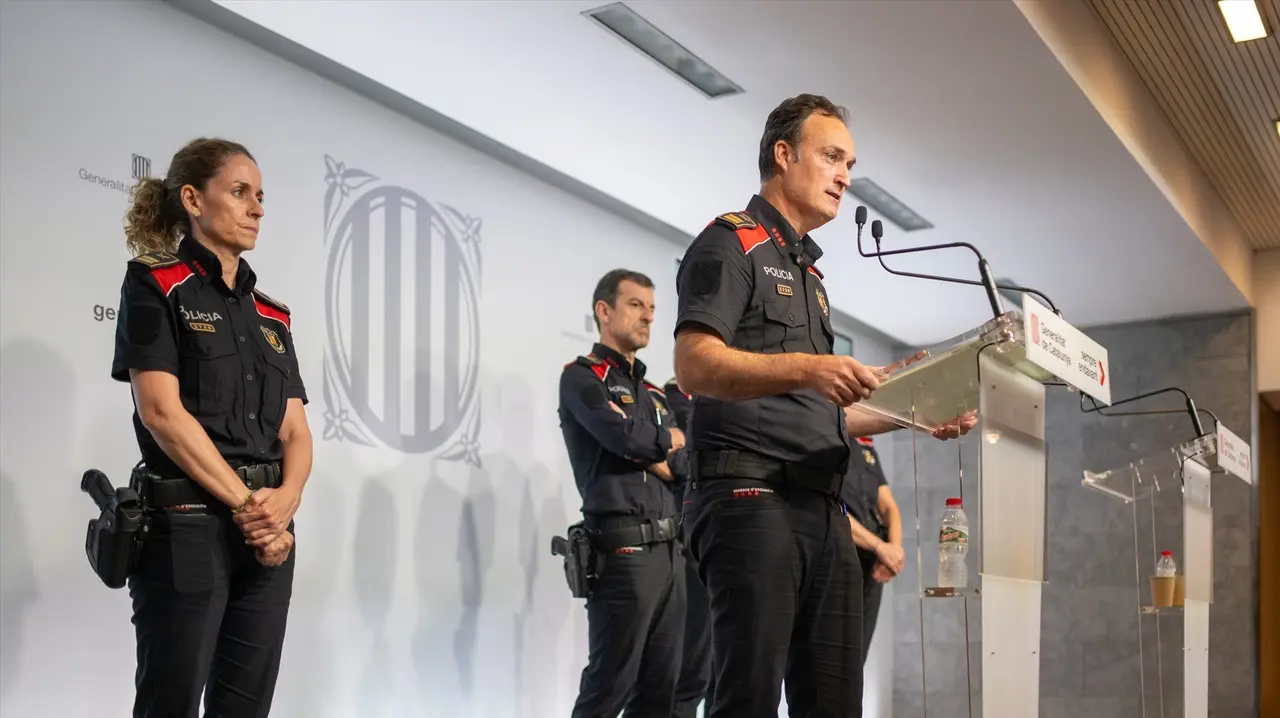 La comisaria de Prefectura, Rosa Bosch (i), y el comisario jefe de los Mossos d'Esquadra, Eduard Sallent (d), comparecen ante la prensa para explicar el dispositivo policial en torno al expresidente de la Generalitat, Carles Puigdemont. Lorena Sop&ecirc;na