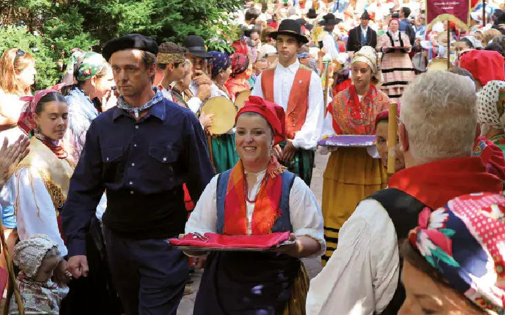 Tradiciones, carrozas, danzas, charangas y pe&ntilde;as, en el D&iacute;a de Cantabria, que celebra, adem&aacute;s, ma&ntilde;ana domingo 11 de agosto, su 58 edici&oacute;n, por las calles de Cabez&oacute;n de la Sal.  / Saja