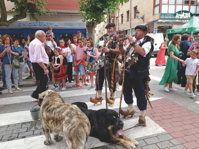 El Ayuntamiento de Cabez&oacute;n de la Sal defiende su decisi&oacute;n de reubicar las atracciones de feria durante las fiestas patronales, destacando que el cambio, realizado por motivos de seguridad tras una sentencia judicial, busca garantizar unas celebraciones seguras y preservar el esp&iacute;ritu festivo de la villa.