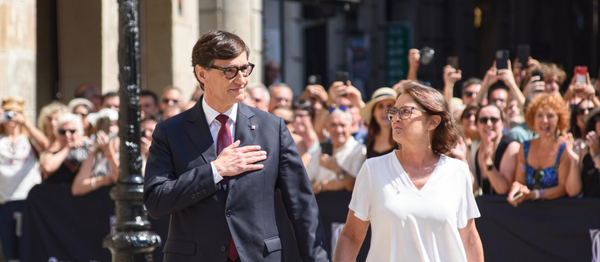 Portada
Barcelona
Gerona
L&eacute;rida
Tarragona
El nuevo president de la Generalitat de Catalu&ntilde;a, Salvador Illa y su mujer, Marta Estruch, a su llegada a la toma de posesi&oacute;n como president de la Generalitat, en la plaza de Sant Jaume, a 10 de agosto de 2024, en Barcelona, Catalunya (Espa&ntilde;a). El primer secretario del PSC, Salvador Illa, fue investido el pasado 8 de agosto, presidente de la Generalitat con los votos de los 42 diputados de su grupo parlamentario (PSC-Units), los 20 de ERC y los 6 de los Comuns, que suman los 68 esca&ntilde;os que representan la mayor&iacute;a absoluta. Ayer, 9 de agosto, se reunieron &eacute;l y el presidente saliente, Pere Aragon&egrave;s, para realizar el traspaso institucional de funciones.
10 AGOSTO 2024;INVESTIDURA;ILLA;TOMA DE POSESI&Oacute;N;CATALU&Ntilde;A;BARCELONA;PSC;PSOE;MINISTROS
Alberto Paredes / Europa Press
10/8/2024
Salvador Illa y su mujer, Marta Estruch, llegan a la toma de posesi&oacute;n, en el Palau de la GeneralitatEuropa Press