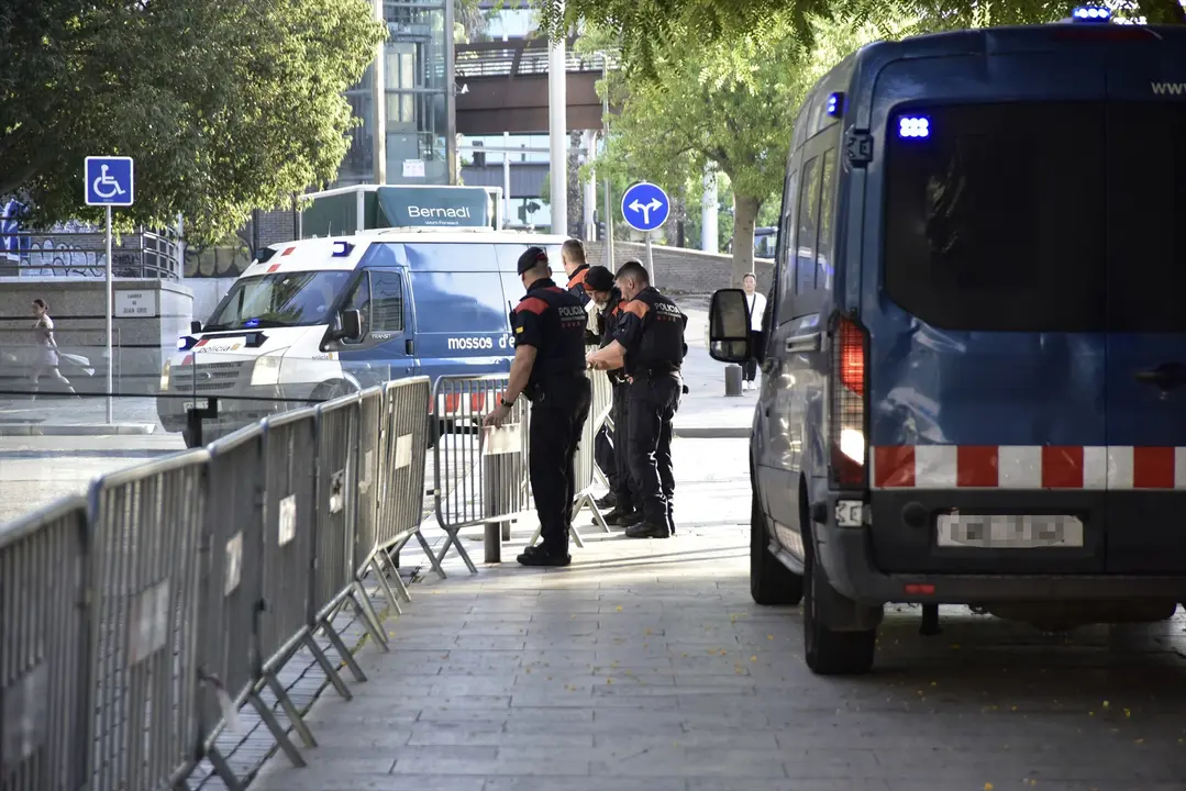 Agentes de los Mossos d&rsquo; Esquadra en las inmediaciones de la Ciutat de la Justicia de Barcelona. David Oller