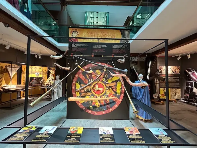 La exposici&oacute;n 'Del Pigmento a la Piedra' reivindica en Potes el origen c&aacute;ntabro del Camino de Santiago. / A.E