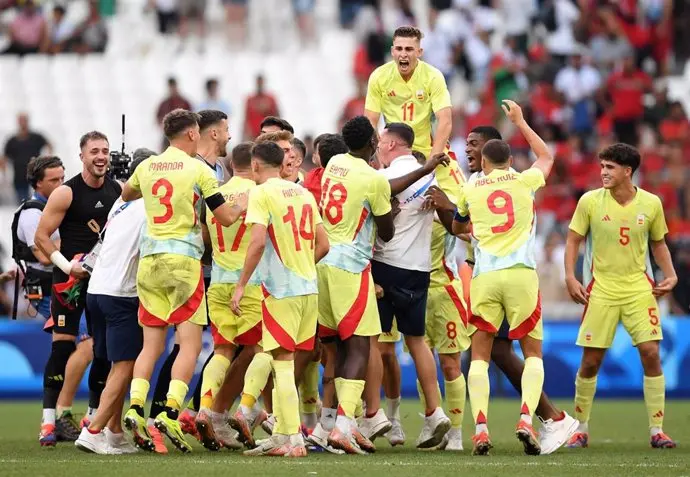 Los jugadores de la selecci&oacute;n espa&ntilde;ola de f&uacute;tbol ol&iacute;mpica celebra el pase a la final de Paris 2024.
- RFEF