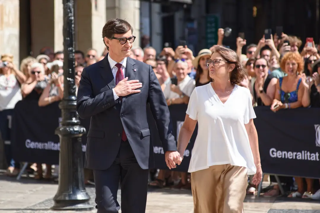 El nuevo presidente de la Generalitat de Catalu&ntilde;a, Salvador Illa y su mujer, Marta Estruch. Alberto Paredes