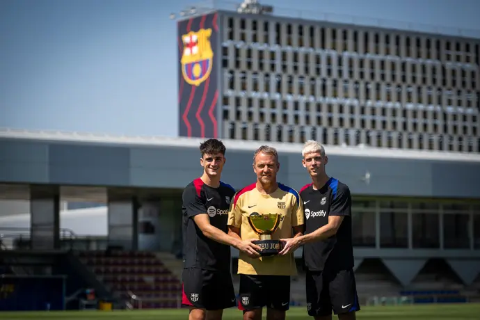Pau V&iacute;ctor, Hansi Flick y Dani Olmo posan con el Trofeu Joan Gamper previamente a su disputa contra el AS Monaco. / FCB