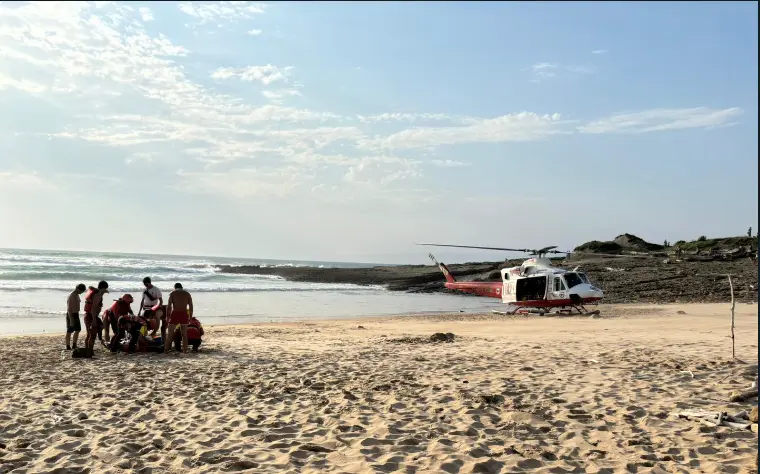 El helic&oacute;ptero del Gobierno de Cantabria, asistiendo a la madre de sus dos hijos, que finalmente tuvo que ser evacuada. / A.E.