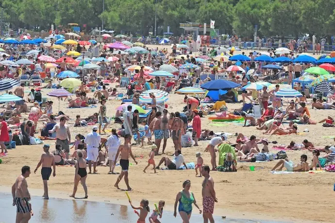 Cientos de personas disfrutan estos d&iacute;as en Santander de las playas y del sol. / EP