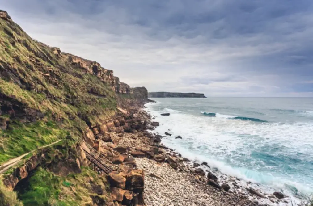 Vista de la playa La Tabl&iacute;a en Suances, donde encontraron el cuerpo sin vida. / A.E.