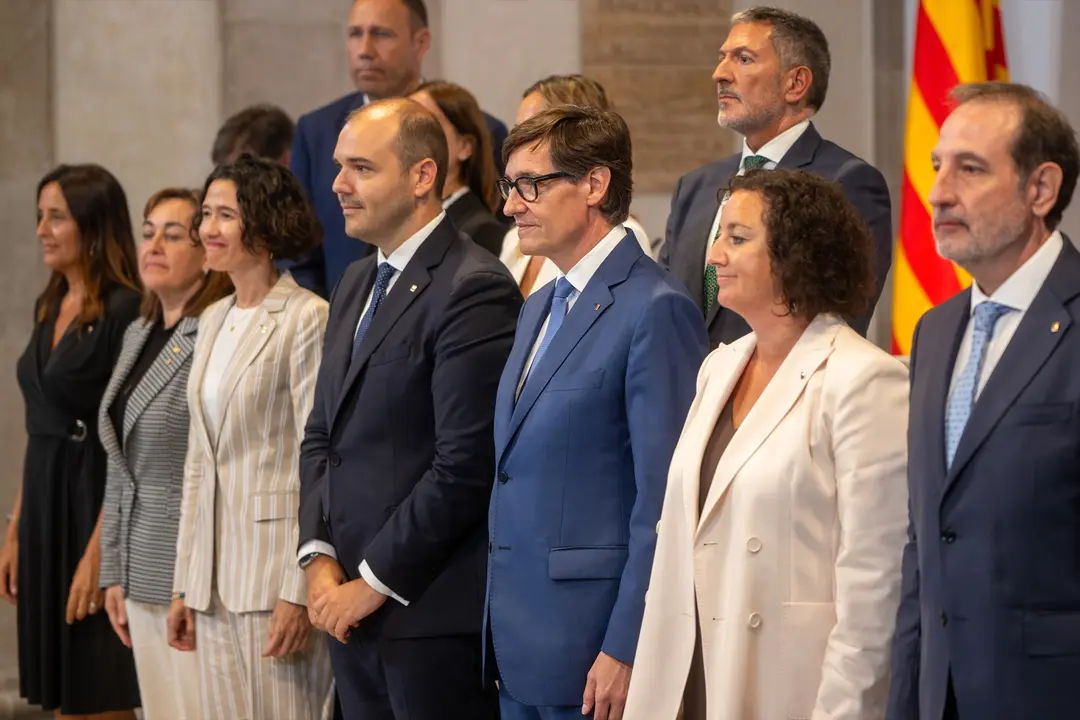 El presidente de la Generalitat de Catalu&ntilde;a, Salvador Illa (c), posa junto a los nuevos consellers durante el acto de toma de posesi&oacute;n del Govern catal&aacute;n. Lorena Sop&ecirc;na