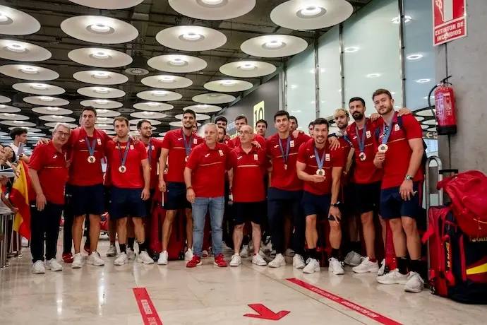 El equipo masculino de balonmano a su llegada al Aeropuerto Adolfo Su&aacute;rez-Madrid Barajas, a 12 de agosto de 2024, en Madrid (Espa&ntilde;a). Desde el pasado 26 de julio se han celebrado en Par&iacute;s los Juegos Ol&iacute;mpicos 2024, que terminaron ayer, 11 de agosto. El equipo ol&iacute;mpico espa&ntilde;ol ha conseguido un total de 18 medallas.
12 AGOSTO 2024;MEDALLAS;OL&Iacute;MPICO;JUEGOS;JJOO
A. P&eacute;rez Meca / Europa Press
12/8/2024