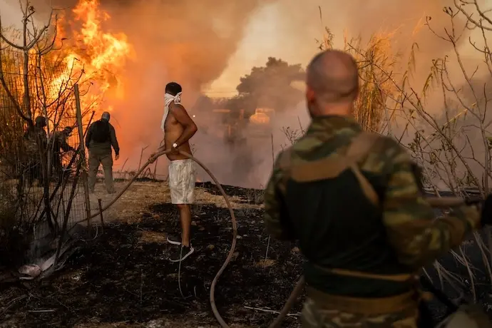 Voluntarios extinguen un incendio forestal en Ano Patima, cerca de Penteli, en la regi&oacute;n septentrional de Atenas. Los Estados miembros de la UE est&aacute;n enviando ayuda a Grecia para ayudar a los servicios de emergencia en la lucha contra el mayor incendio forestal del a&ntilde;o en el pa&iacute;s el lunes, con m&uacute;ltiples focos ardiendo en unos 200 kil&oacute;metros cuadrados de bosques al noreste de la capital Atenas. Foto: Socrates Baltagiannis/dpa