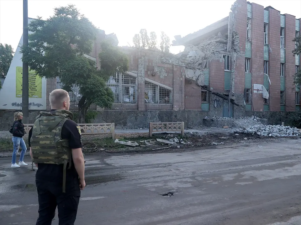 Un hombre viendo los da&ntilde;os a un edificio en Ucrania tras un ataque ruso. Vyacheslav Madiyevskyy / Archivo