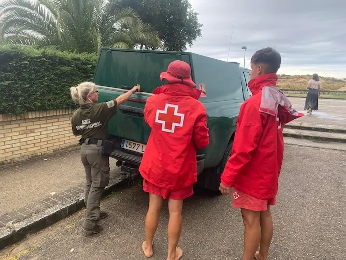 El equipo de rescate de la cruz roja frente a la playa donde apareci&oacute; este cet&aacute;ceo.