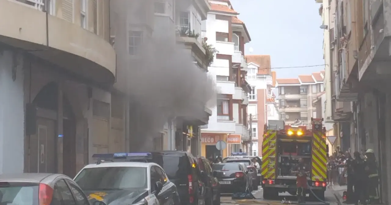 Operativo rel&aacute;mpago en Santo&ntilde;a: Bomberos apagan incendio en garaje y salvan el edificio