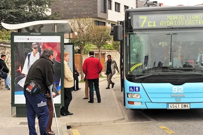 Varias personas se suben a un autob&uacute;s del TUS. / EP