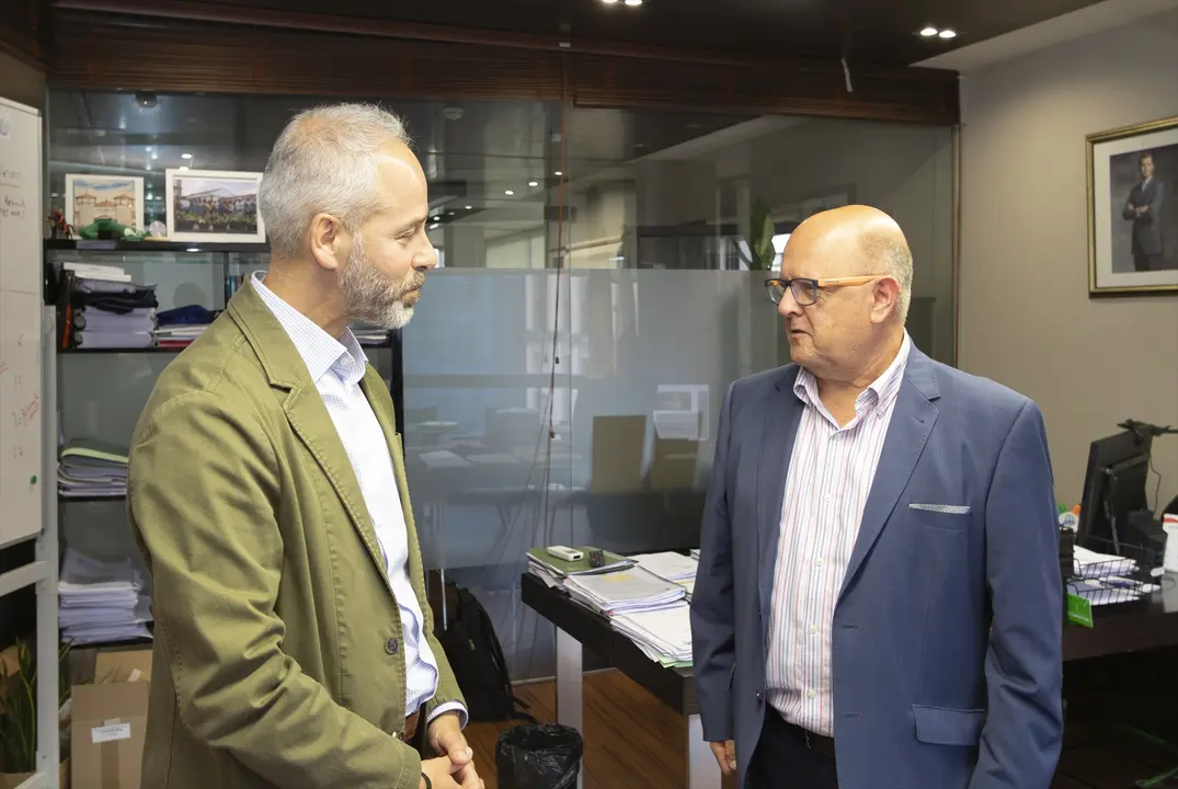 El consejero de Educaci&oacute;n, FP y Universidades, Sergio Silva, se re&uacute;ne con &Aacute;ngel Cuadrado, Presidente del Museo de la Real F&aacute;brica de Artiller&iacute;a de La Cavada. / Alerta