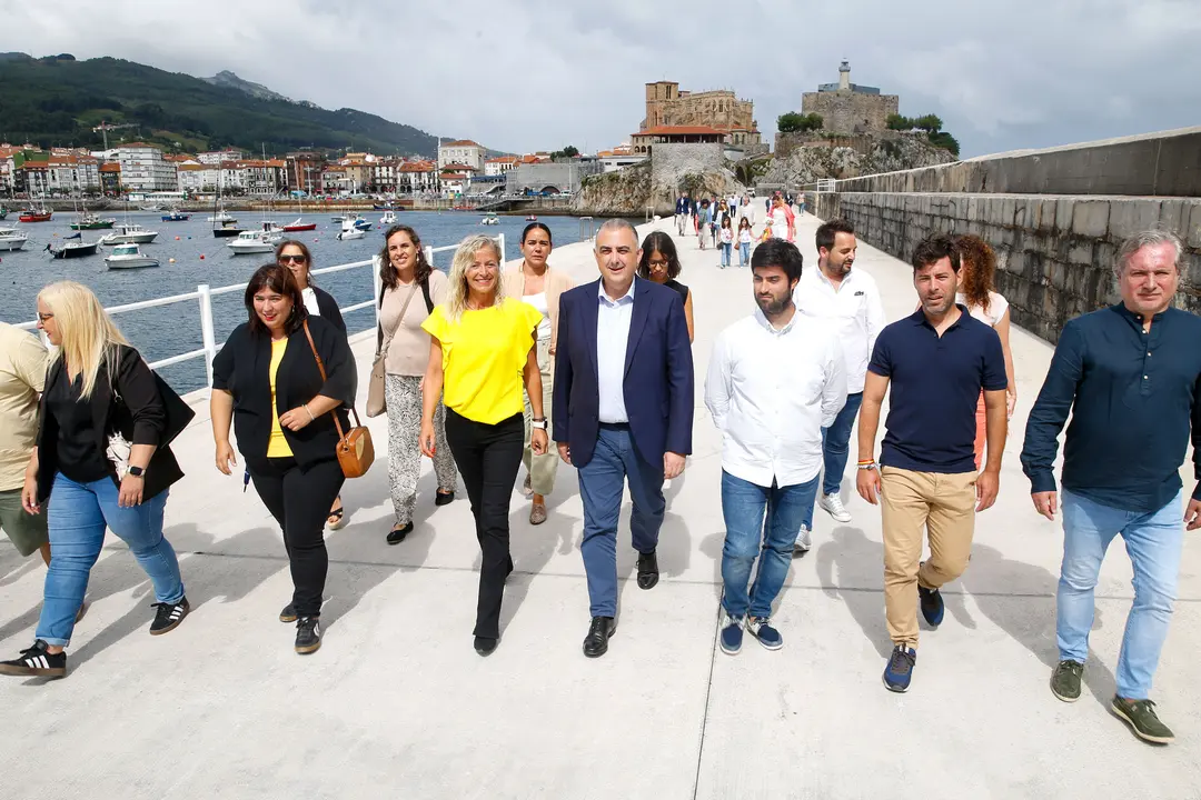 El consejero de Fomento, Ordenaci&oacute;n del Territorio y Medio Ambiente, Roberto Media, inaugura las obras de la segunda fase del dique norte de Castro Urdiales. / Alerta