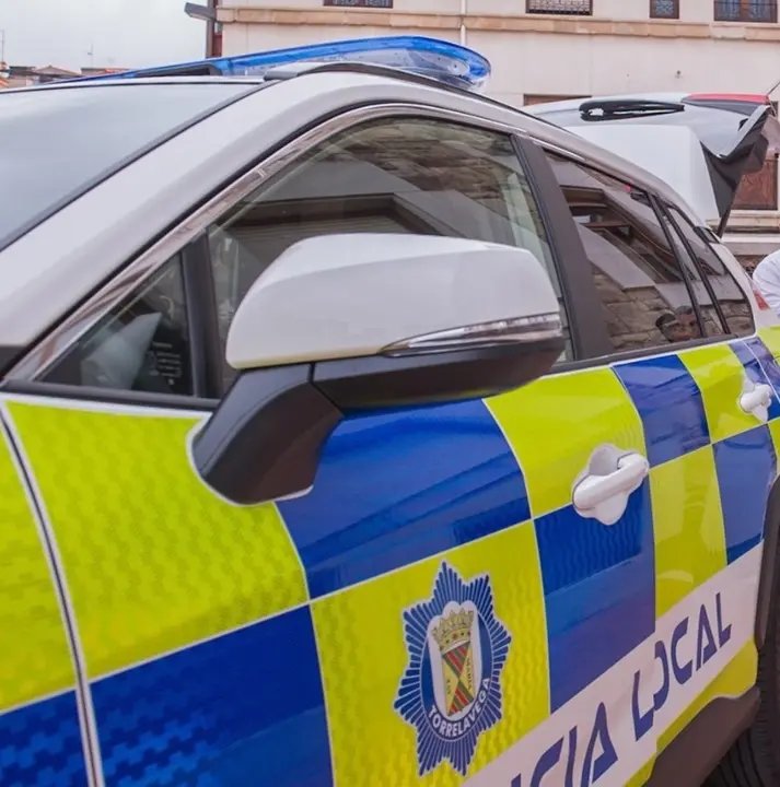 Un coche de la Polic&iacute;a Local de Torrelavega. / Alerta
