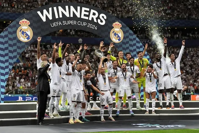 14 de agosto de 2024, Polonia, Varsovia: Los jugadores del Real Madrid celebran con el trofeo en la ceremonia de entrega tras el partido de la Supercopa de la UEFA 2024 entre el Real Madrid CF y el Atalanta BC en el estadio nacional. Foto: Massimo Paolone/LaPresse v&iacute;a ZUMA Press/dpa
Massimo Paolone/LaPresse via ZUM