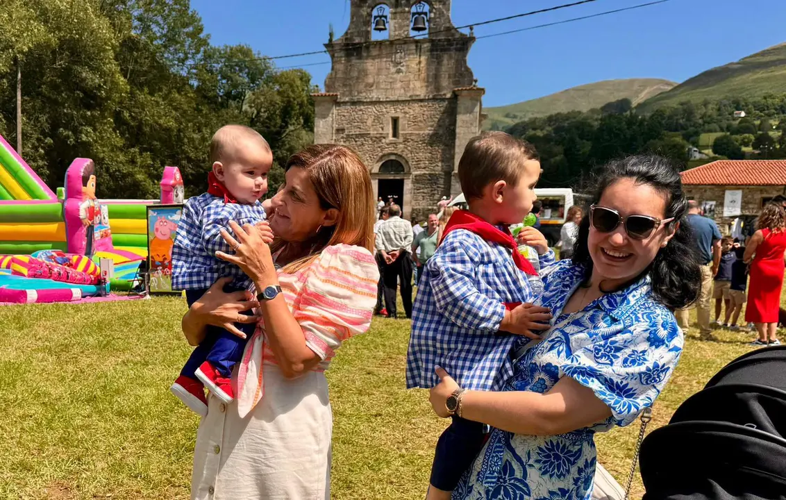 La presidenta de Cantabria, Mar&iacute;a Jos&eacute; S&aacute;enz de Buruaga, ha asistido hoy en Selaya a la festividad de Nuestra Se&ntilde;ora de Valvanuz, un evento que, una vez m&aacute;s, ha reunido a cientos de personas en torno al santuario de la patrona de los pasiegos.