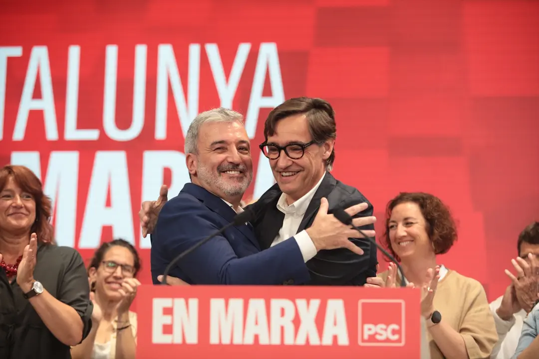 Jaume Collboni (i) y el l&iacute;der del PSC, Salvador Illa (d) durante un acto pol&iacute;tico. / Kike Rinc&oacute;n  / Archivo