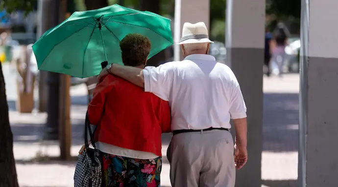 Dos jubilados paseando por la calle. / EP