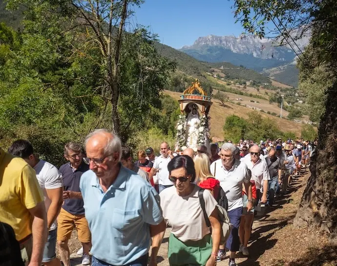 Un momento de la procesi&oacute;n de la Virgen de Valmayor recorriendo la tradicional marcha desde la villa de Potes.