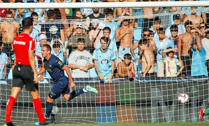 El jugador del Alav&eacute;s, Kike Garc&iacute;a marca el primer tanto del partido frente al Celta que acabar&iacute;a ganando en la segunda parte. / lh